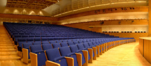 Kuopion Musiikkikeskuksen konserttisalin katsomo.