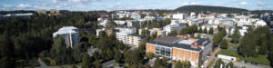 Ilmakuva Kuopion Musiikkikeskuksesta. Puijo kohoaa Kuopion ydinkeskustan toisella laidalla.