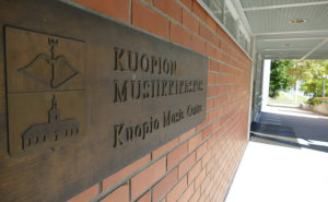 Kuopion Musiikkikeskuksen laatta pääsisäänkäynnin seinässä