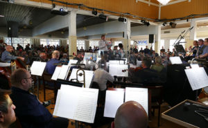 Kuopion kaupunginorkesteri esiintymässä Suvisoitossa Peräniemen kasinolla.