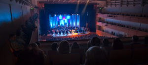 Kuopion kaupunginorkesterin Musiikkikeskuksen lavalla ja yleisöä Konserttisalissa.