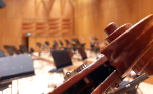 Kuopion kaupunginorkesterin kattaus Kuopion Musiikkikeskuksen Konserttisalin lavalla.