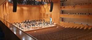 Kuopion Musiikkikeskuksen konserttisalin lava tyhjänä, osa katsomon permannosta ja parvista.