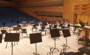 Osa Kuopion kaupunginorkesterin kattausta Kuopion Musiikkikeskuksen lavalla.