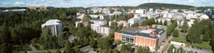 Ilmakuva Kuopion Musiikkikeskuksesta läheisten kerrostalojen ympäröimänä.