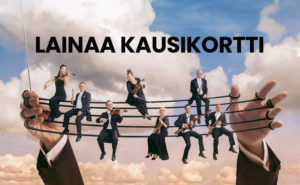 Teksti "Lainaa kausikortti" ja muusikoita istumassa kapellimestarin käsien välissä olevilla langoilla.