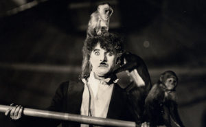Charlie Chaplin ja kaksi apinaa.