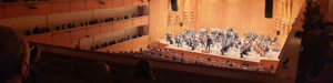 Konserttisalissa tapahtuma meneillään.