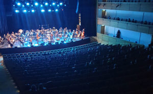Konserttisalissa tapahtuma meneillään.