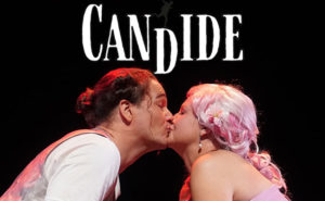 Candide-teksti ja suutelevat roolihahmot.