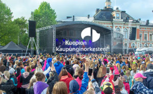 Yleisöä Kuopion torilavan edustalla.
